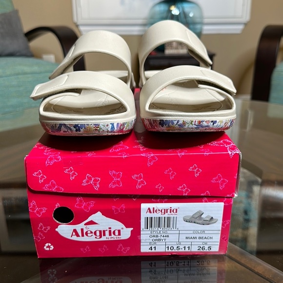 Algeria Orbyt Miami Beach Sandal Tan in‎ color w/ floral bottom Sz 10.5- 11 NEW - Picture 2 of 10